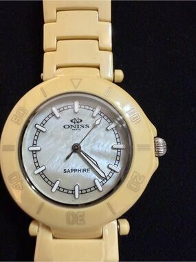 Oniss ladies watch in light yellow